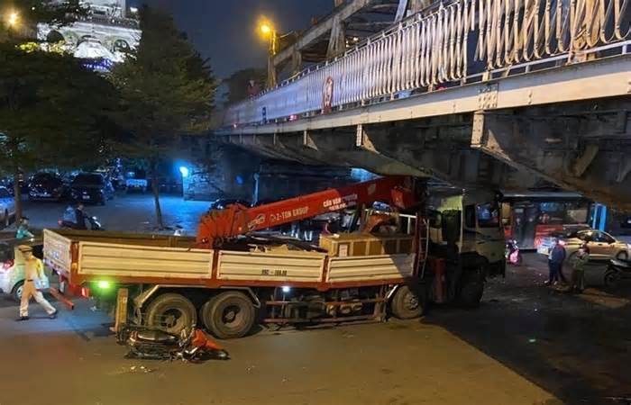 Hà Nội: Xe cẩu tông dầm cầu Long Biên