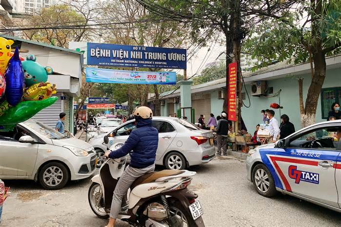 Hà Nội: Taxi, xe ôm bủa vây, chèo kéo khách tại các cổng bệnh viện lớn