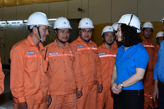 Lãnh đạo Công đoàn Điện lực Việt Nam thăm hỏi người lao động thủy điện Ialy
