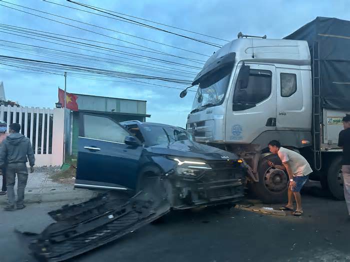 Tai nạn liên hoàn trên Quốc lộ 1 qua Khánh Hòa, ùn tắc kéo dài 1km