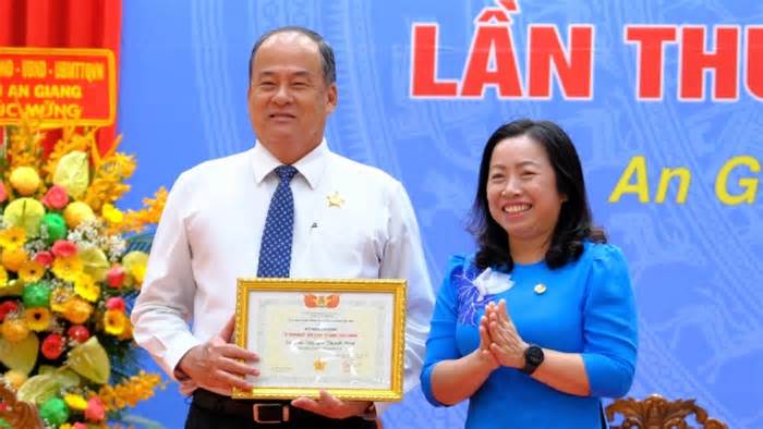 Lãnh đạo tỉnh An Giang nhận kỷ niệm chương “Vì sự nghiệp xây dựng tổ chức Công đoàn”
