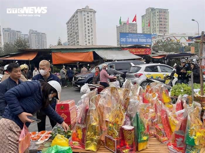 Chợ dân sinh 'hét' 500.000 đồng một nải chuối trong sáng 23 tháng Chạp