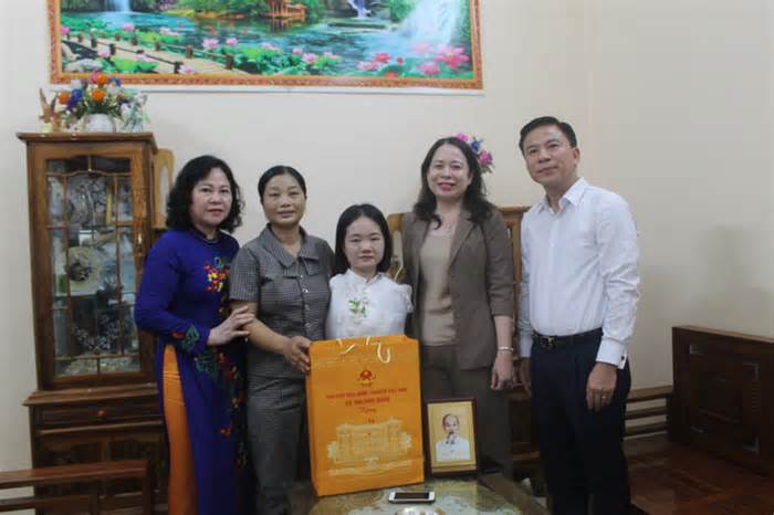 Phó Chủ tịch nước Võ Thị Ánh Xuân thăm, động viên cô giáo không tay Lê Thị Thắm