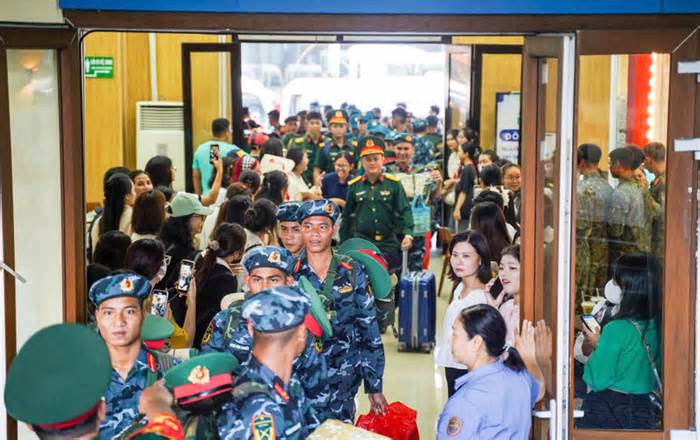Lưu luyến giây phút tiễn đoàn diễu binh A80 rời ga Hà Nội
