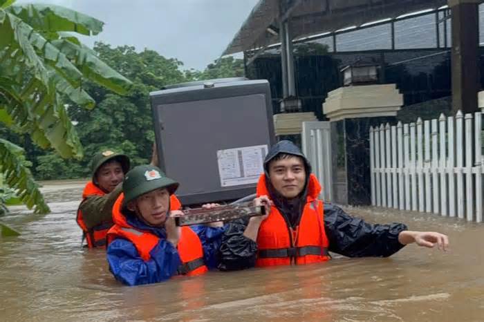 Miền Trung mưa lũ dị thường, 2 người mất tích do lũ cuốn