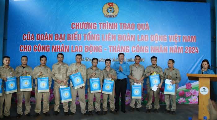 Đoàn đại biểu của Tổng LĐLĐVN trao quà cho công nhân lao động ở Thái Bình