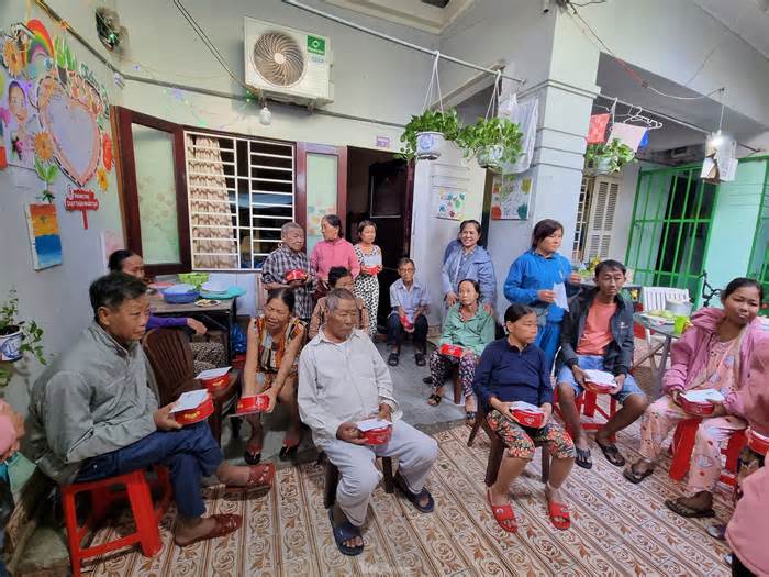 Xóm chạy thận ở Đà Nẵng: Bữa cơm tất niên chỉ mong 'còn đủ người'