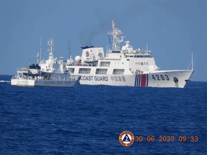 Philippines tố Trung Quốc dùng vòi rồng cản trở tiếp tế trên Biển Đông