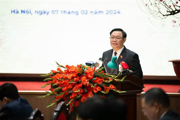 Chủ tịch Quốc hội Vương Đình Huệ chúc Tết Đảng bộ và nhân dân Hà Nội