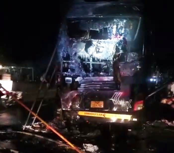 Khánh Hòa: Xe khách chở 23 người bốc cháy trên Quốc lộ 1