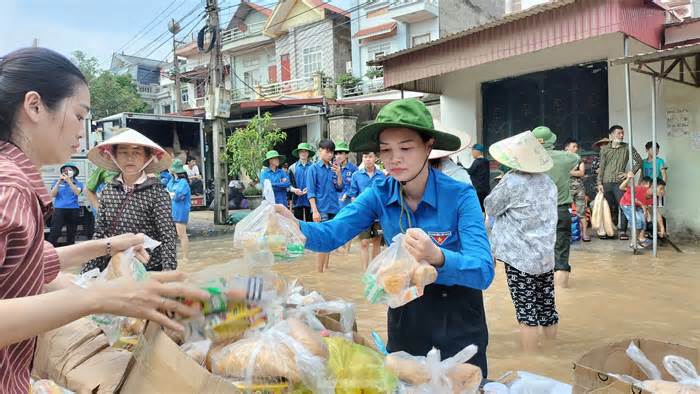 'Áo xanh' Bắc Giang tiếp sức người dân vùng lũ