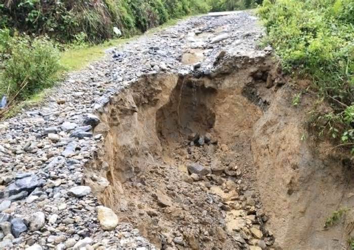 Mưa lớn gây sạt lở đường, hơn 500 hộ dân ở miền núi Quảng Nam bị cô lập