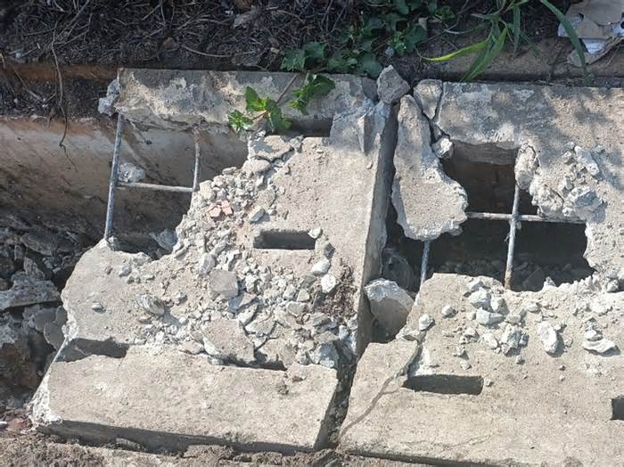 Hàng trăm nắp cống bê tông ở xa lộ Hà Nội bị đập phá lấy thép bán phế liệu