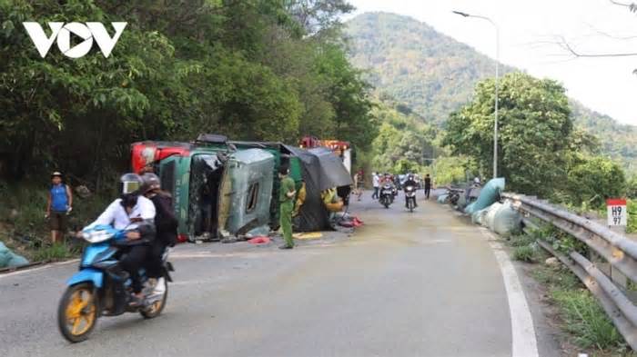 Lật xe tải trên đèo Bảo Lộc, 5 người bị thương