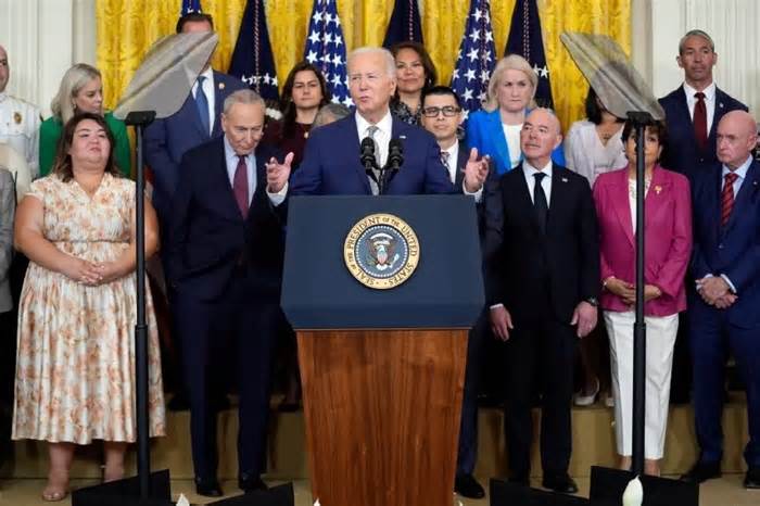 Tổng thống Mỹ Joe Biden công bố chính sách mạnh mẽ, cơ hội lớn cho người nhập cư trái phép lâu năm