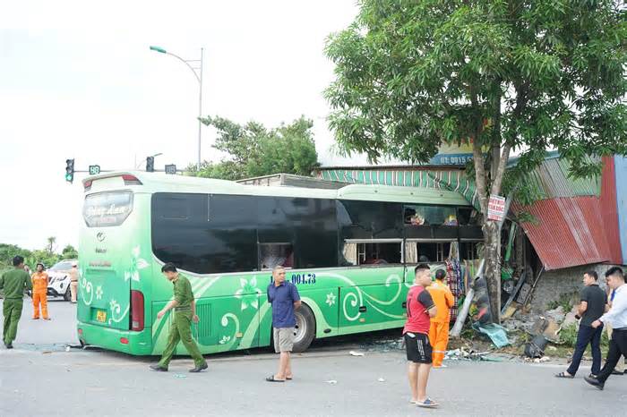 Xác định danh tính nạn nhân vụ xe khách tông xe tải, 2 tài xế thương vong ở Thanh Hóa