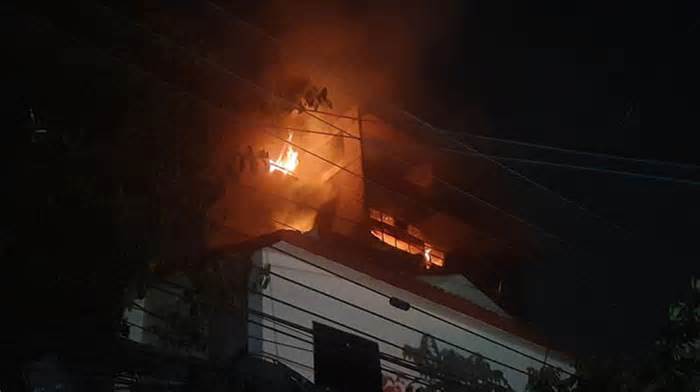 Cháy tòa nhà ở Bangladesh, nhiều người nhảy xuống để thoát thân