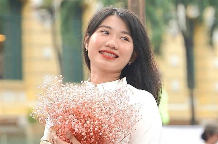 Thiếu nữ Sài Gòn thả dáng bên xe hoa 'chở mùa thu Hà Nội'
