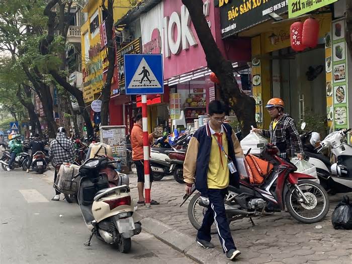 Hà Nội: Cận cảnh những tuyến phố bị bêu tên trong tồn tại vi phạm vỉa hè