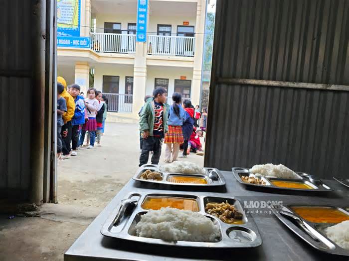 Bữa ăn bán trú của học sinh H’Mông ở điểm trường Sáng Pao