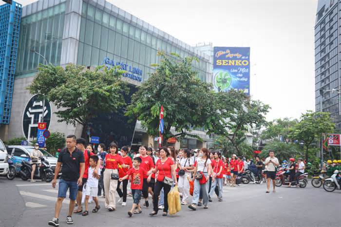 Những chuyến tàu chật kín người về trung tâm chờ xem tổng hợp luyện diễu binh, diễu hành