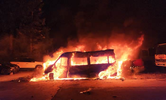 Chiếc Limousine bị cháy rụi trong bãi giữ xe ở Đà Lạt