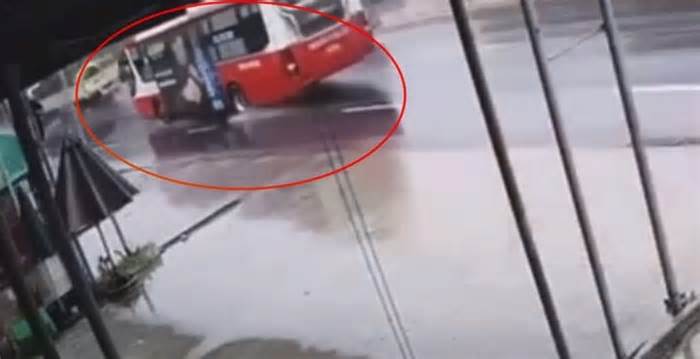 Xe khách quay ngang va trúng xe máy ở Đồng Nai, 2 người thương vong