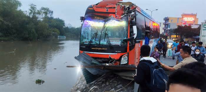 Hành khách đập vỡ kính thoát khỏi xe suýt lao xuống sông
