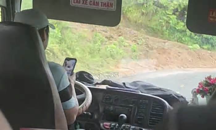 Tài xế bị phạt tiền vì dùng điện thoại khi lái xe