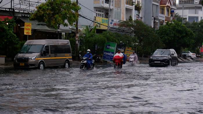 Mưa trắng trời, nhiều tuyến đường ở TPHCM mênh mông nước