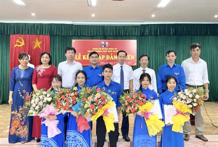 Nhiều học sinh Thái Bình được kết nạp Đảng dịp kỷ niệm 70 năm Chiến thắng Điện Biên Phủ