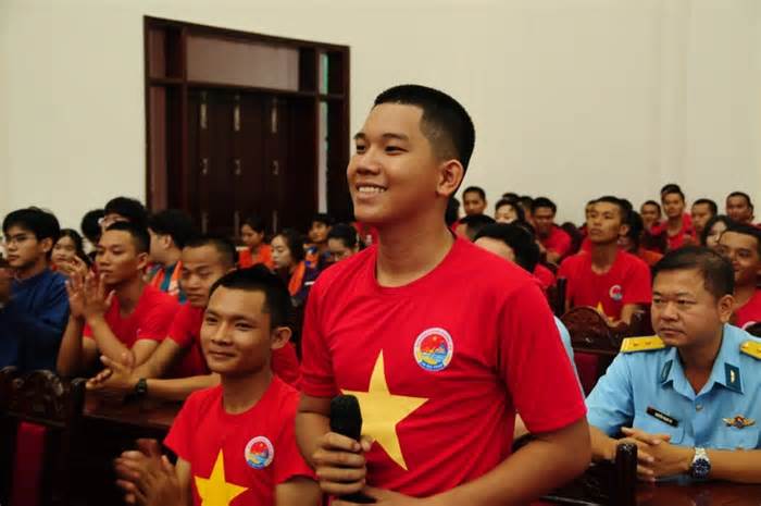 Bộ đội phòng không trổ tài nói tiếng Anh, tiếng Nga lưu loát khiến nhiều người bất ngờ