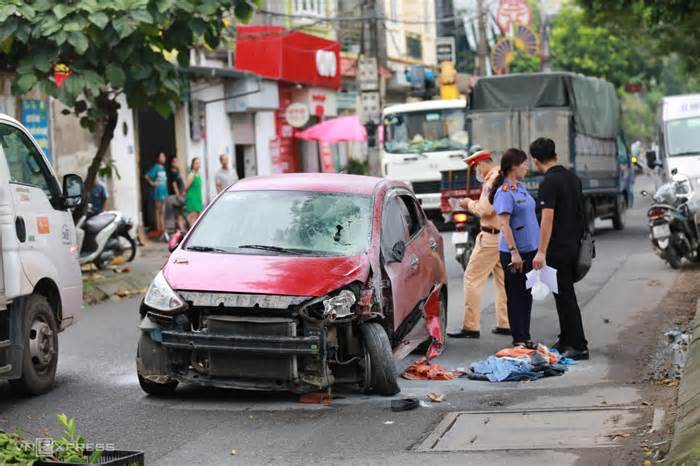 Tài xế ôtô gây tai nạn, đốt xe cố thủ