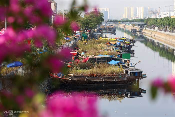 Khai mạc chợ hoa xuân 'trên bến dưới thuyền' ngày 25/1