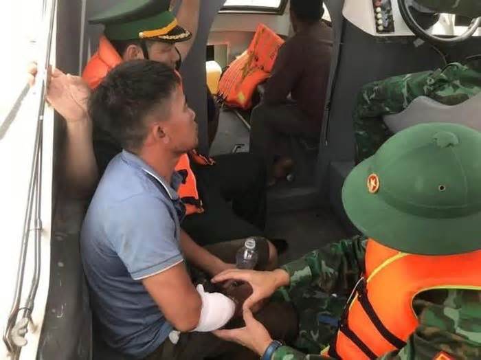 4 ngư dân Nghệ An bị chìm tàu trôi dạt trên biển được cứu