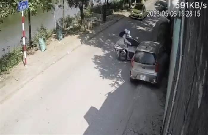 Mở cửa xe bất cẩn khiến 2 người trên xe máy bị ôtô đâm thương vong