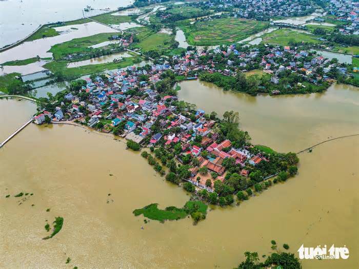 Hình ảnh dân đi thuyền trên tỉnh lộ ngập sâu ở ngoại thành Hà Nội