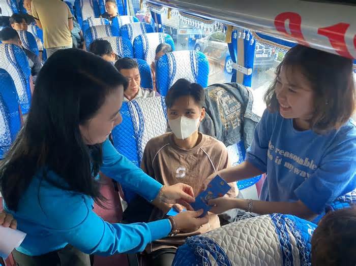 Tiễn 400 công nhân đầu tiên ở Đồng Nai về quê đón Tết