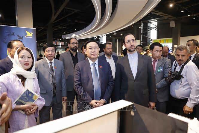 Chủ tịch Quốc hội thăm Trung tâm Công nghệ và Đổi mới sáng tạo Iran