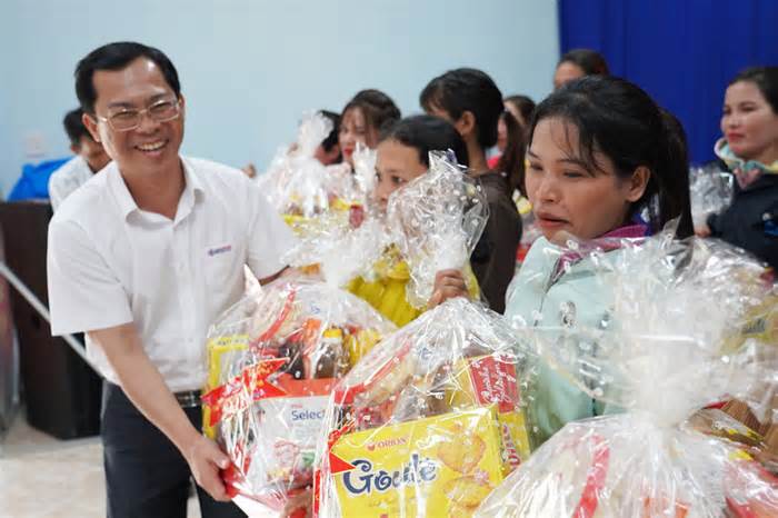Hàng trăm suất quà Tết đến với bà con khó khăn ở Phú Yên
