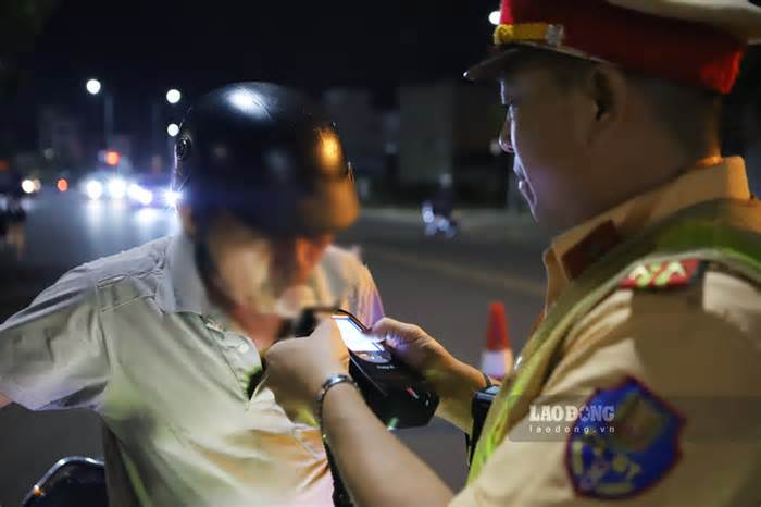 CSGT Phú Yên triệt để ngăn 'ma men' lái xe ngày Tết