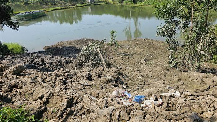 Thông tin mới vụ chở hàng nghìn m3 bùn thải đổ thẳng ra ao hồ ở Huế