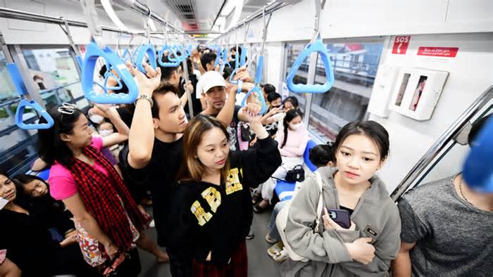 Từ 21-1 Metro số 1 bắt đầu thu phí, khách có thể mua vé đi ngay, mua vé ngày và vé tháng