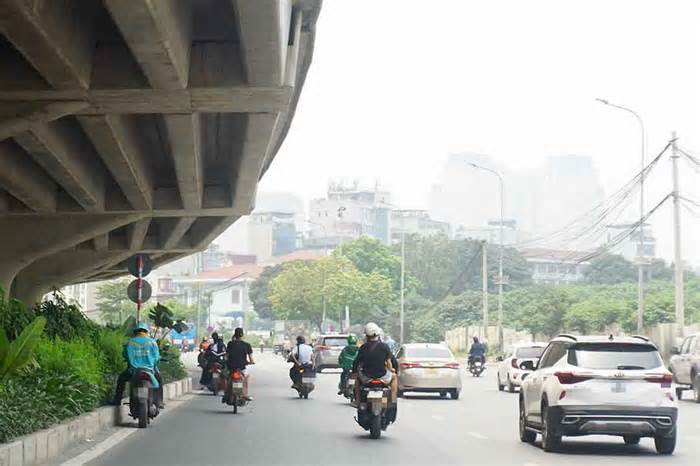Người dân bất chấp vi phạm giao thông để tránh nắng tại Hà Nội
