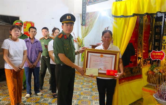 Truy tặng Huân chương Bảo vệ Tổ quốc cho công an viên hy sinh khi làm nhiệm vụ