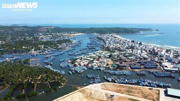 Cận cảnh nơi được đầu tư trăm tỷ xây khu tránh trú bão cho tàu cá tại Bình Định
