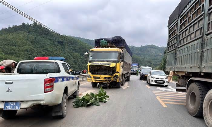 Xe máy va chạm xe tải trên Quốc lộ 9, hai thiếu niên tử vong