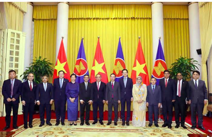Chủ tịch nước Võ Văn Thưởng tiếp các Đại sứ ASEAN đến chào và chúc mừng