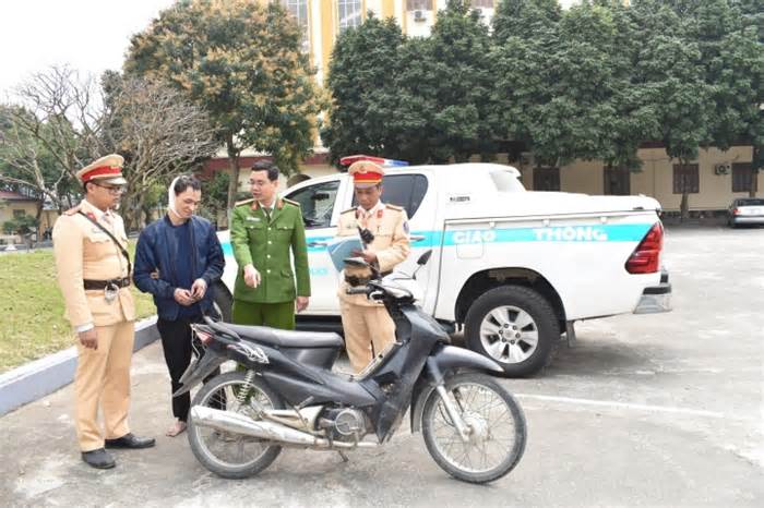 CSGT Ninh Bình bắt gọn kẻ vừa ra tù liều lĩnh cướp xe máy của nữ sinh