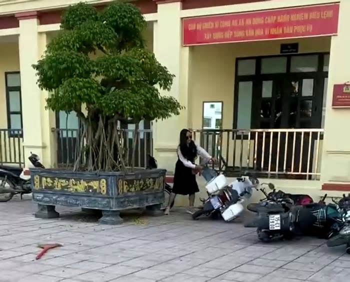 Tạm giữ người phụ nữ đạp đổ hàng loạt xe máy, chửi bới tại trụ sở UBND xã ở Hải Phòng